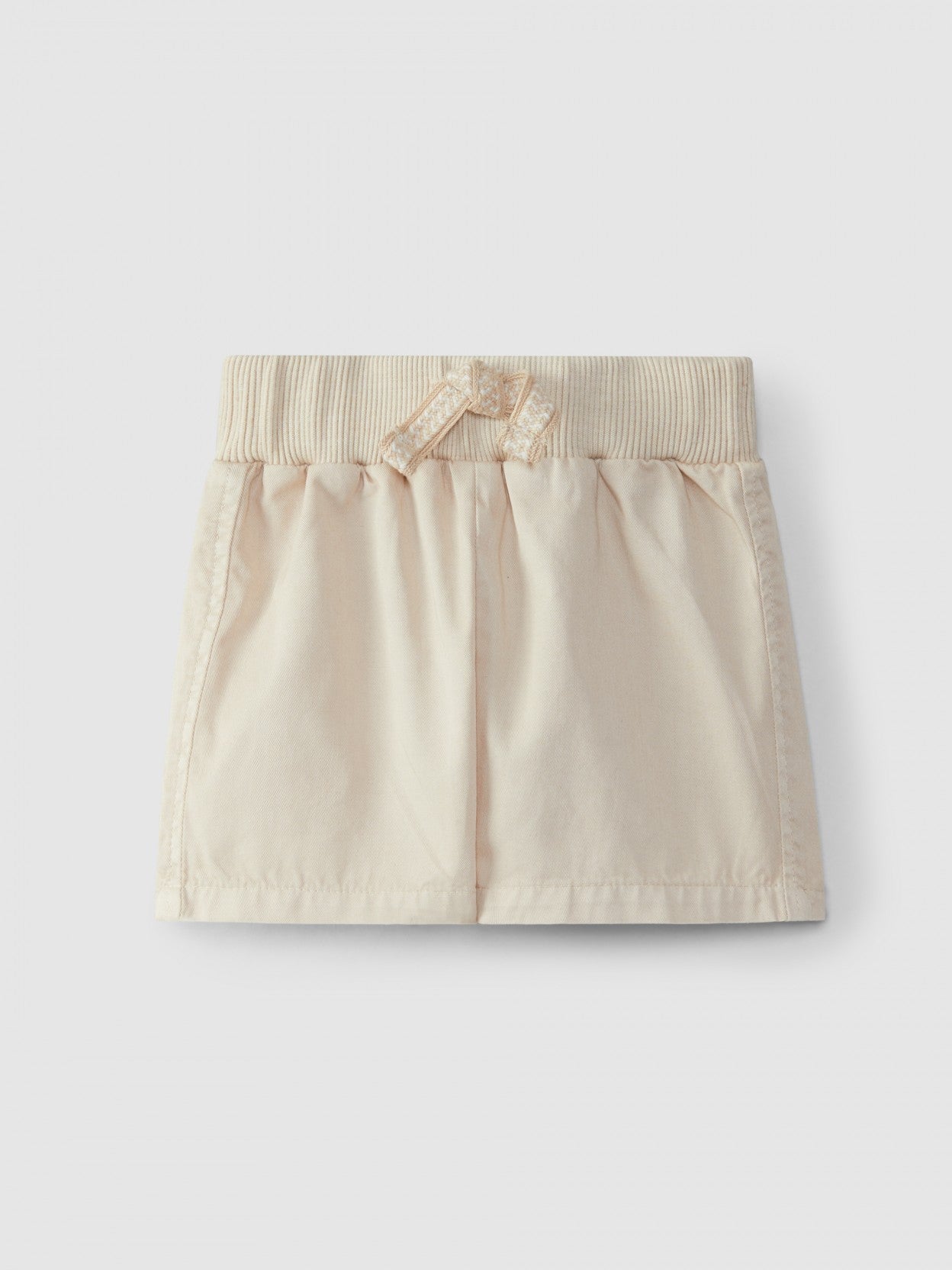 Zandkleurige short