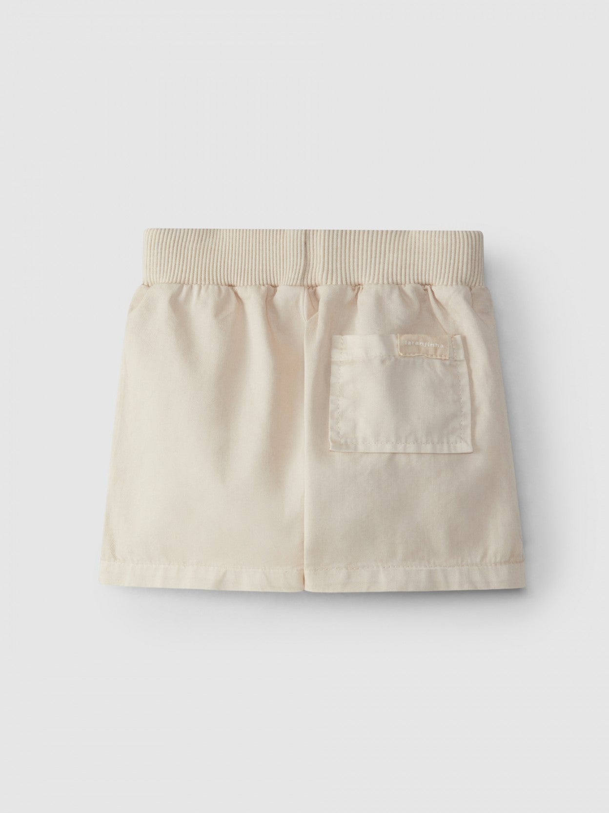Zandkleurige short